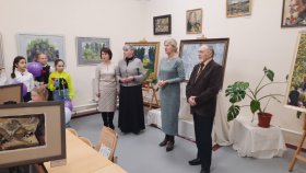 В выставочном зале детской художественной школы состоялось торжественное открытие персональной юбилейной выставки работ  Владимира Константиновича Аникина.