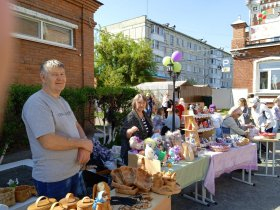 20 мая в школьном дворе, при самых благоприятных обстоятельствах, а именно – в солнечную и тёплую майскую субботу, состоялся долгожданный праздник художественных ремёсел «Городок мастеров».